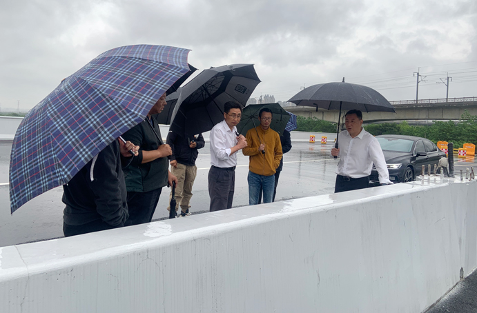 徐旭前往南昌縣河洲路項目、小藍大道快速化項目調(diào)研pg