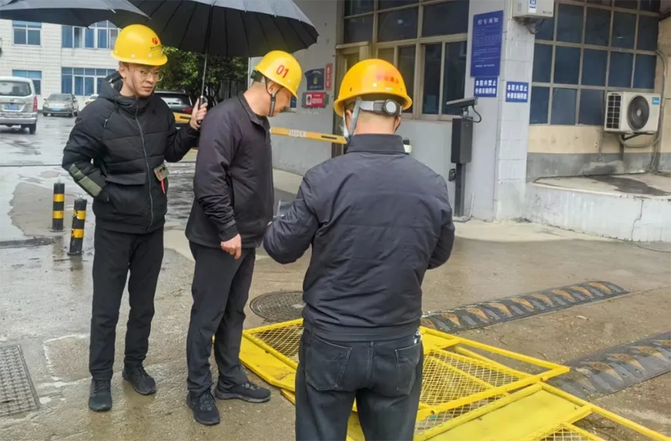 徐旭調(diào)研南昌縣小藍(lán)大道、青云譜污水接駁工程｜施工進(jìn)度與安全文明管理